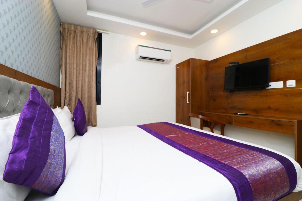Hotel Belwood Suites - Near New Delhi Airport Екстер'єр фото